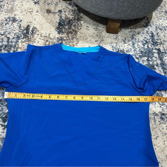 Carhartt Blue Short Sleeve V-Neck Scrub Top with Pockets Size Small - Picture 4 of 6